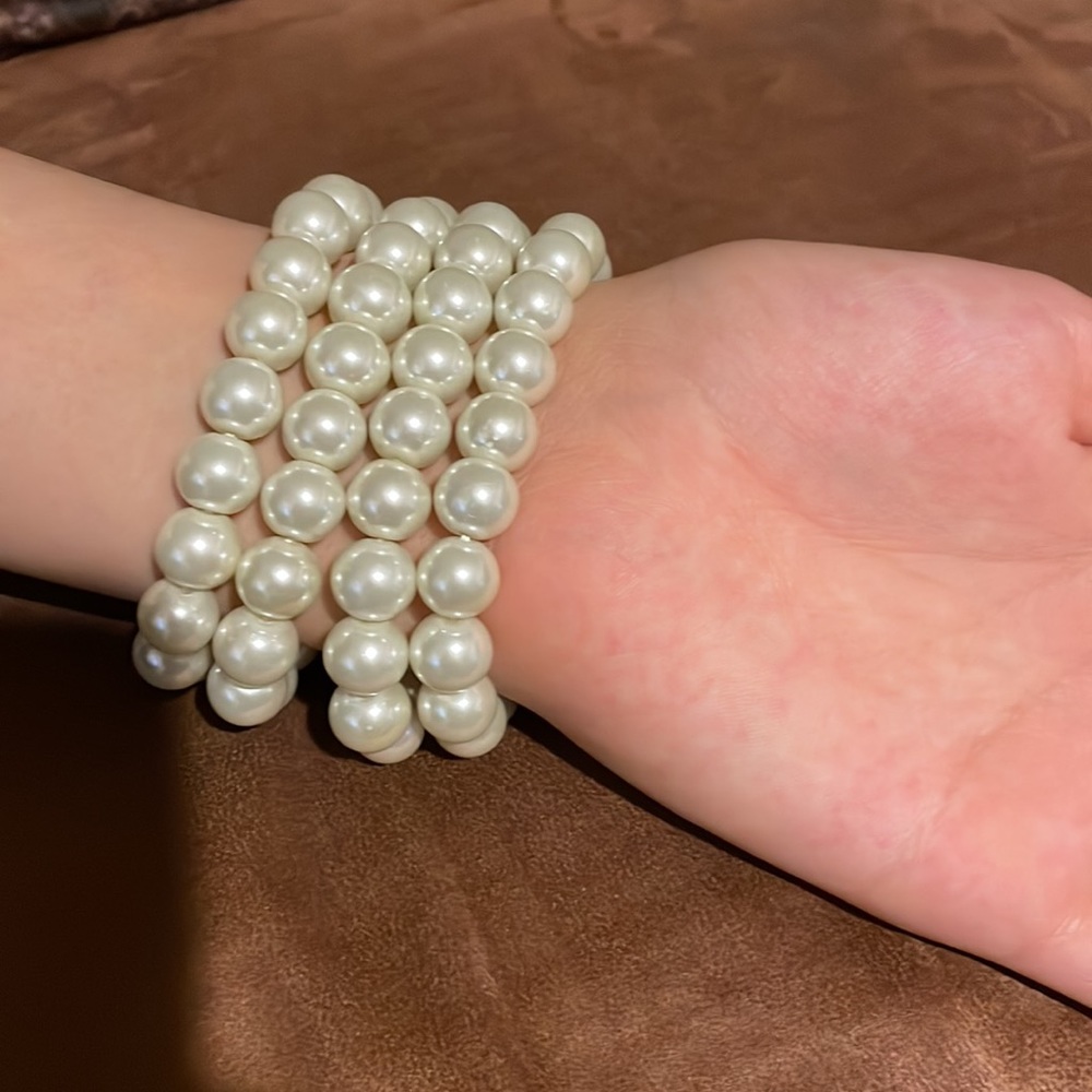 PEARLS AND PINK CRYSTALS FLOWER BRACELET. - Picture 4 of 9